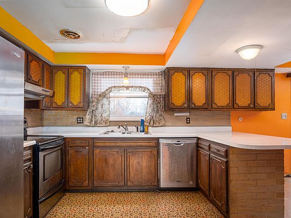 2nd image of 3558 Panama Dr