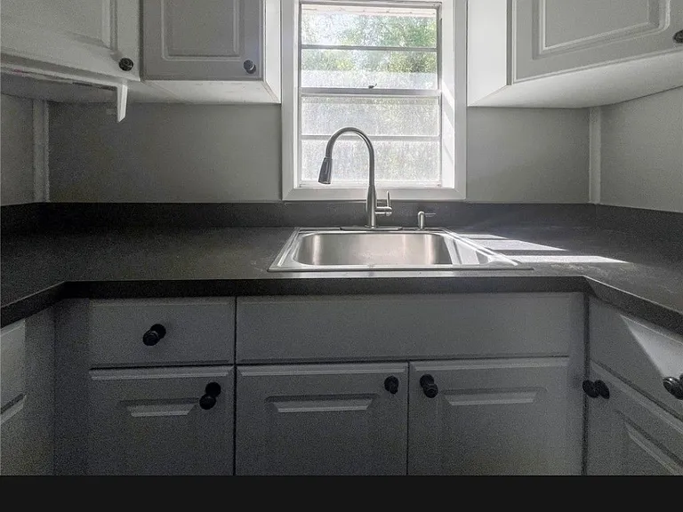 206 E Hall St — Photo 8