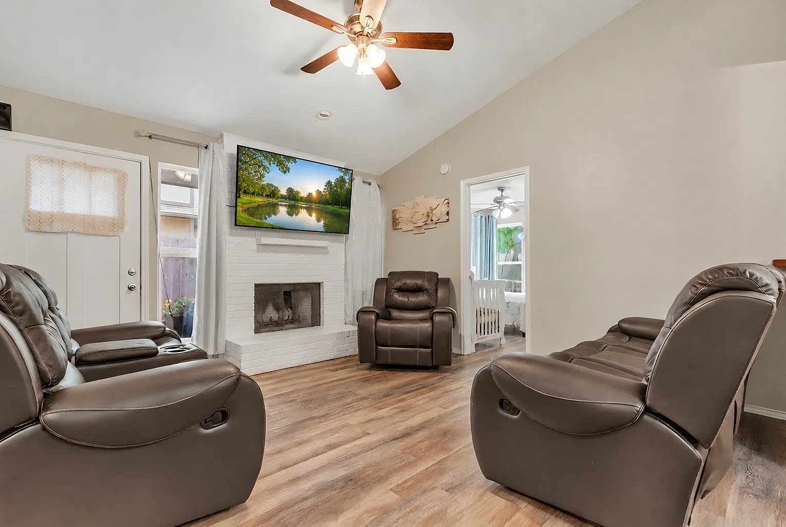 3 bed, 1063 sqft, $1,800 — Photo 2