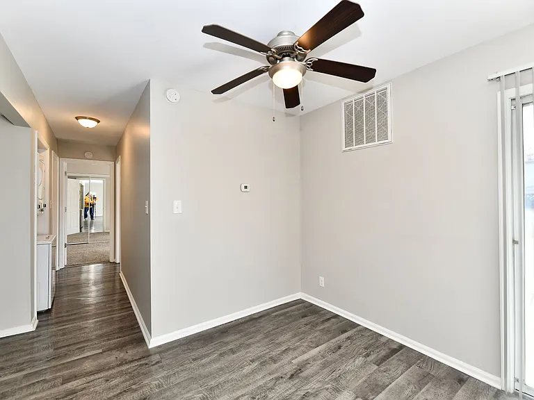 Park Lane Apartments — Photo 23