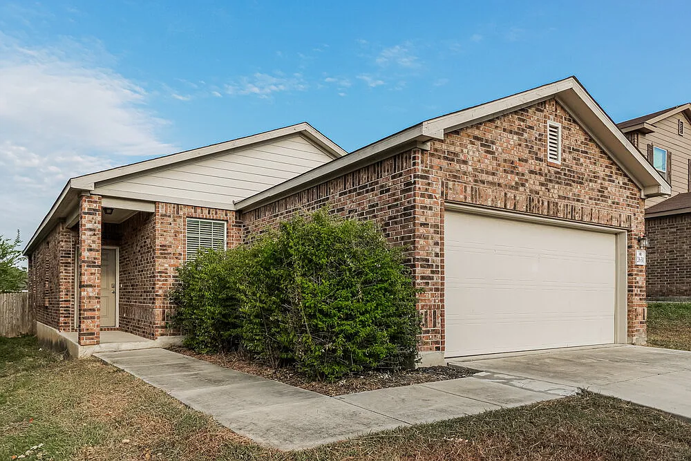 3 bed, 2.0 bath, 1355 sqft, $1,595 — Photo 3