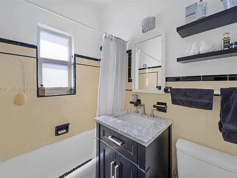 408 W 25th St #8 — Photo 16