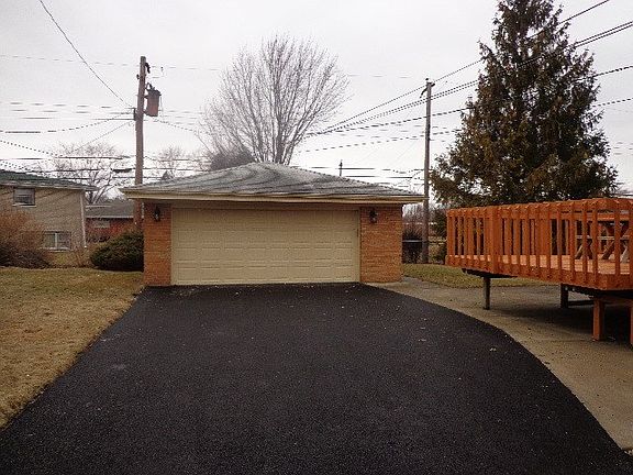 3rd image of 16532 Claire Ln