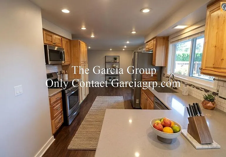 1102 NE Kathryn St — Photo 2