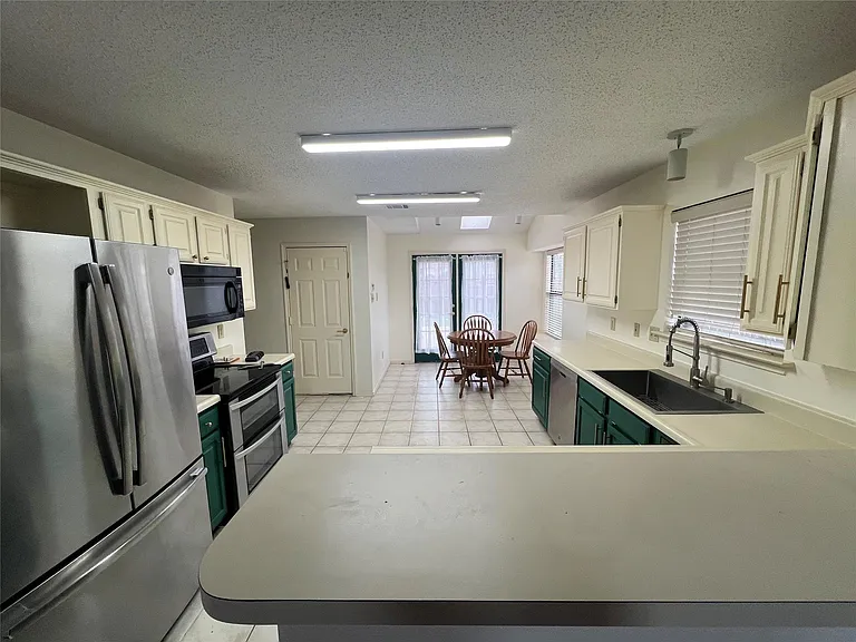 825 Ashford Dr — Photo 4