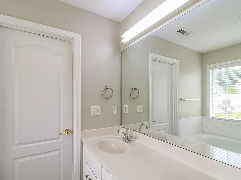 1303 Vine Cir — Photo 14