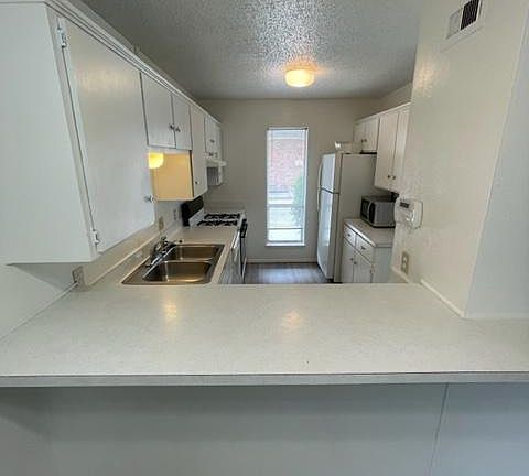 4th image of 915 N Elm St APT 1
