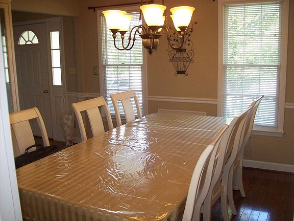 Bright dining room & kitchen
