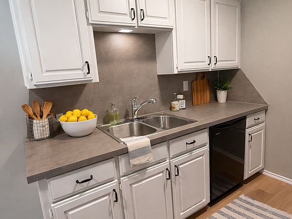 4th image of 2021 NW 25th St #13