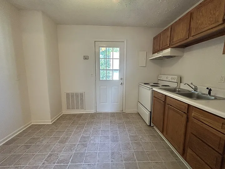 132 E Winchester St #4 — Photo 5