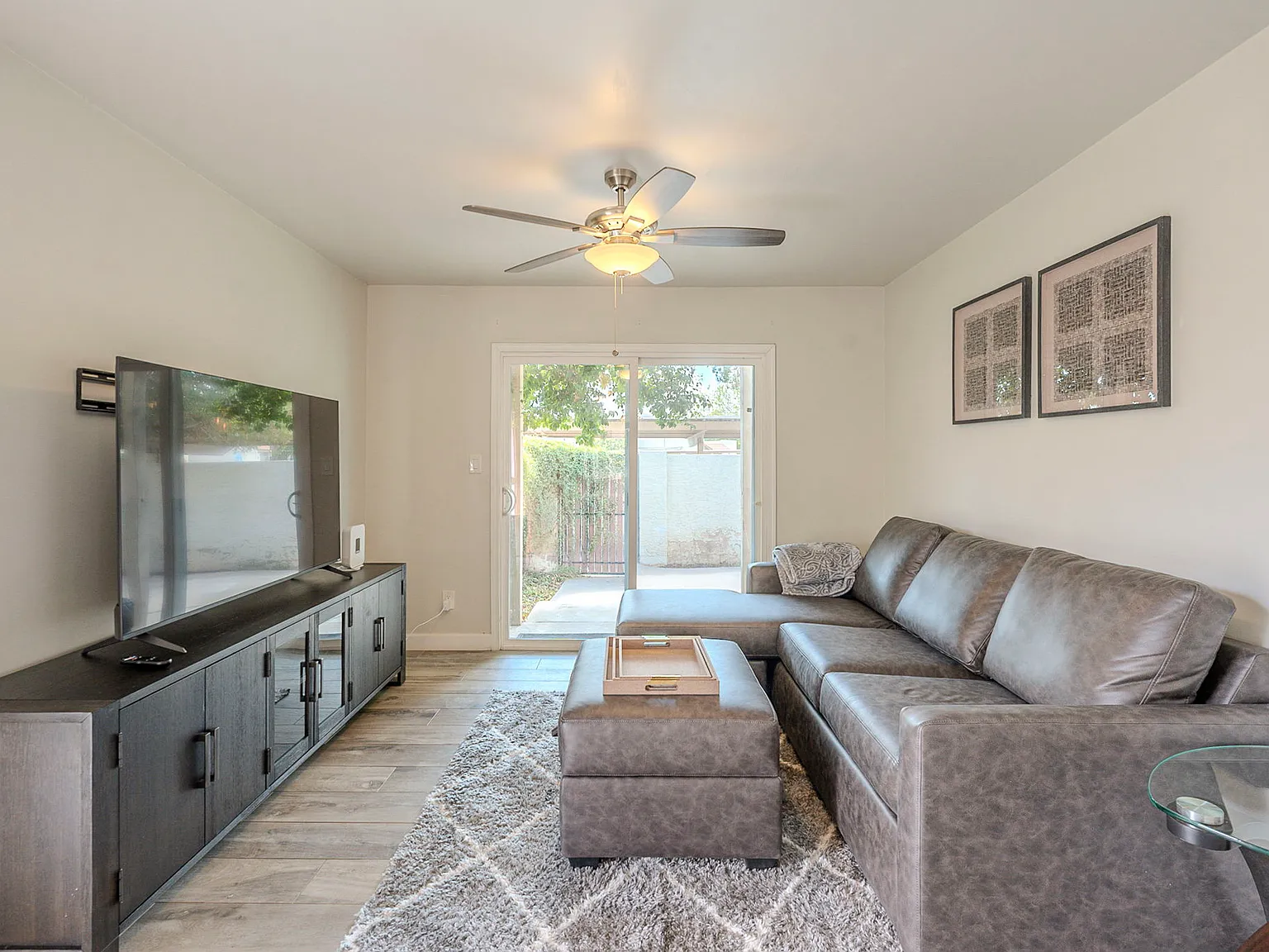 2 bed, 800 sqft, $2,300 — Photo 1