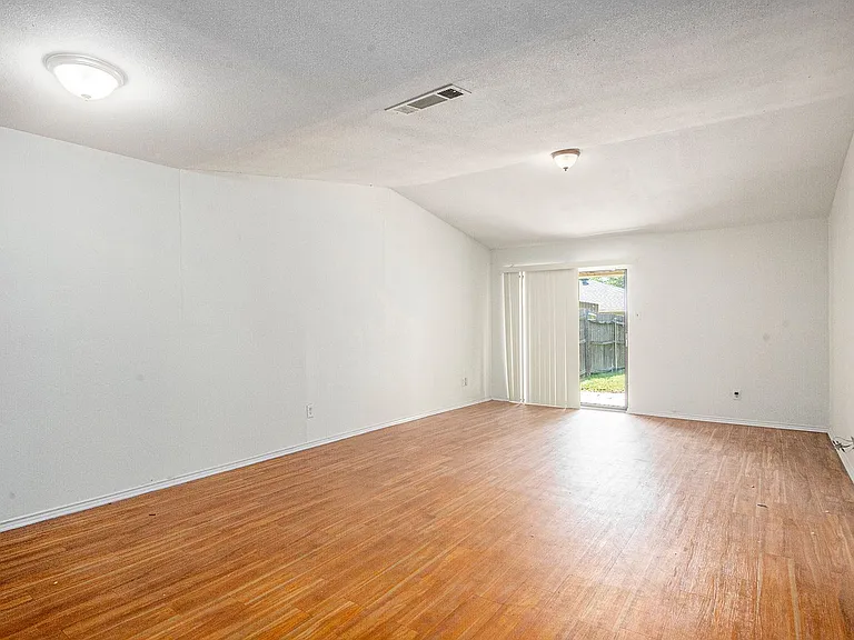 6819 W Cleburne Rd — Photo 5