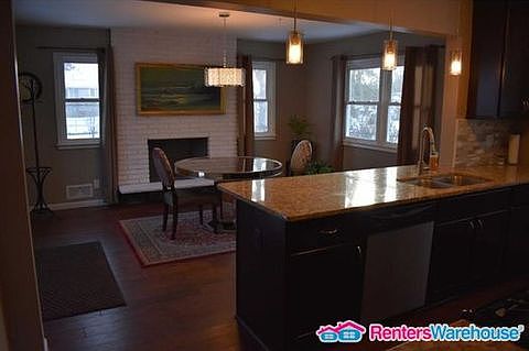 3rd image of 2114 Highland Pl NE