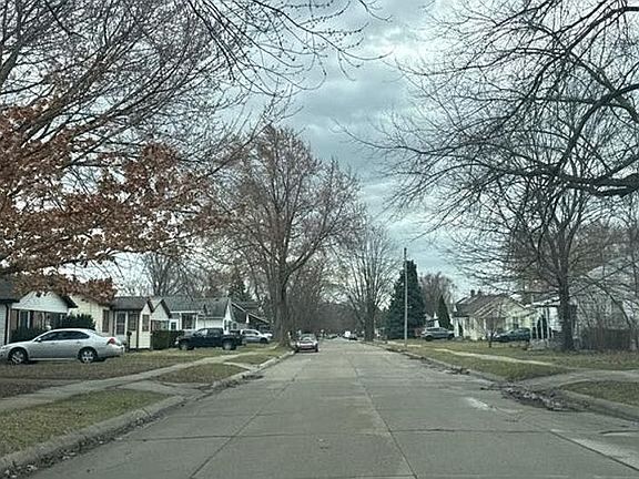 4th image of 28800 Hillview St