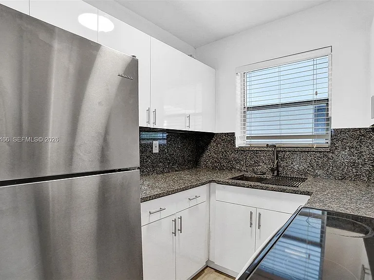 114 SE 8th St #105 — Photo 21