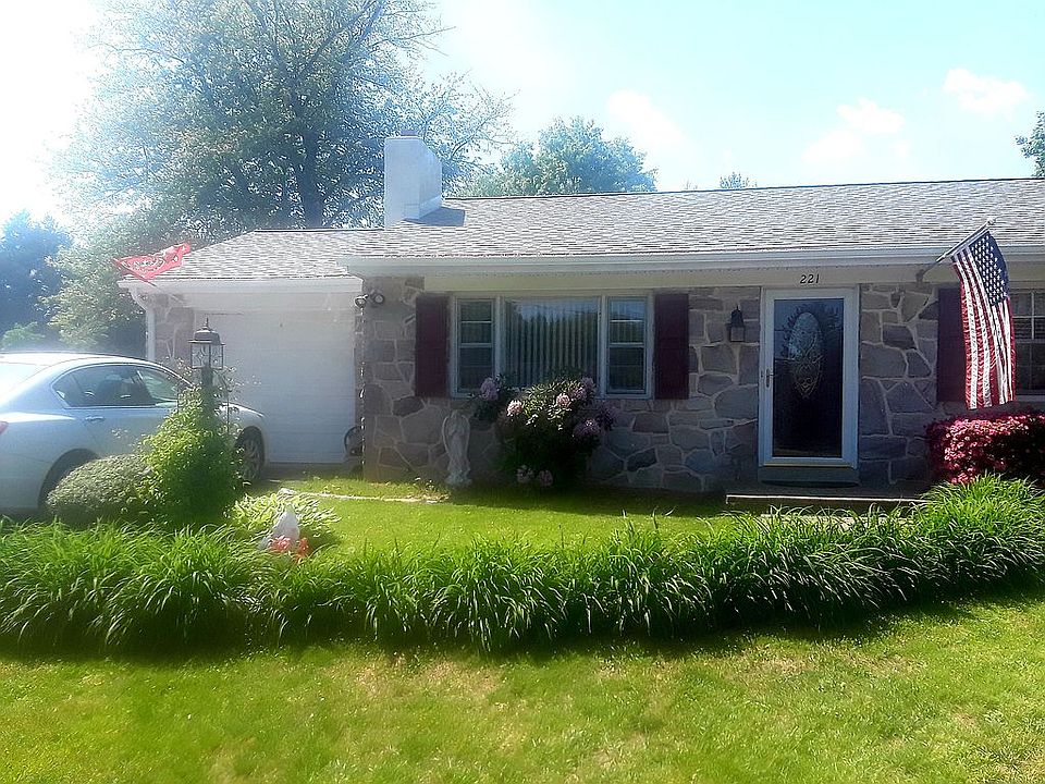 2nd image of 221 8th Ave