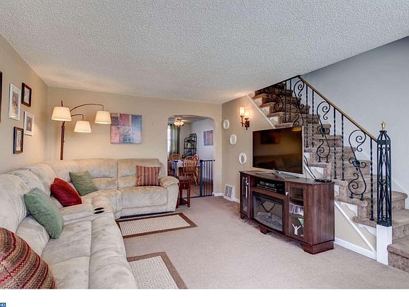 3rd image of 707 Surrey Ln