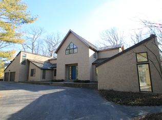 1055 E Ringwood Rd S, Lake Forest, IL 60045