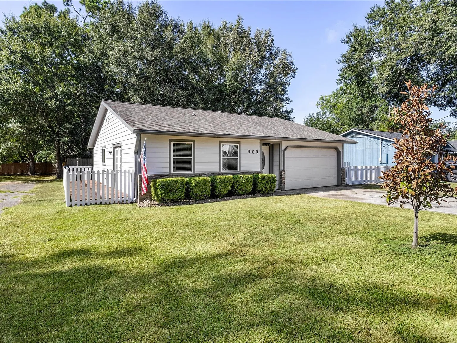 4 bed, 2.0 bath, 1084 sqft, $2,100 — Photo 2