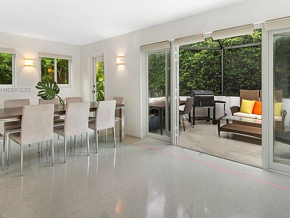 3rd image of 2094 Prairie Ave