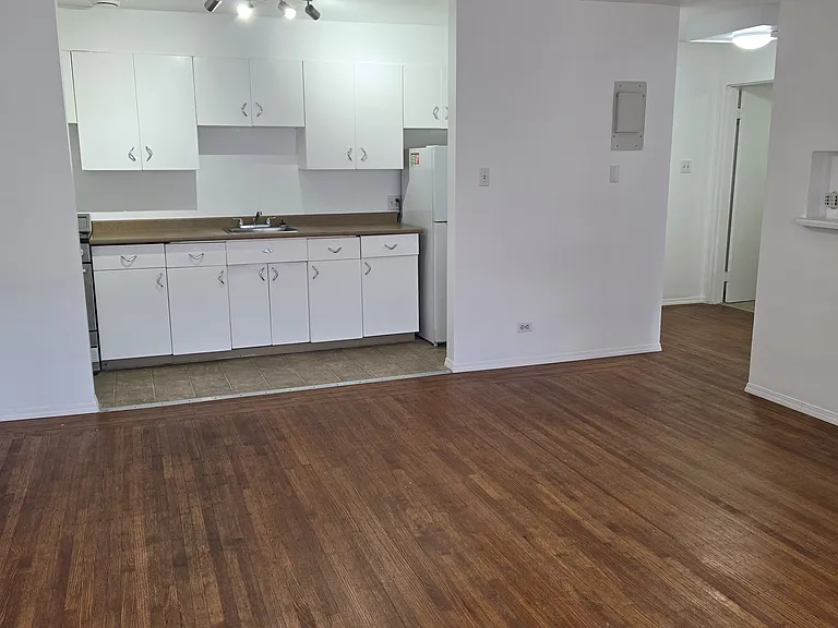 321 Agnes St — Photo 9