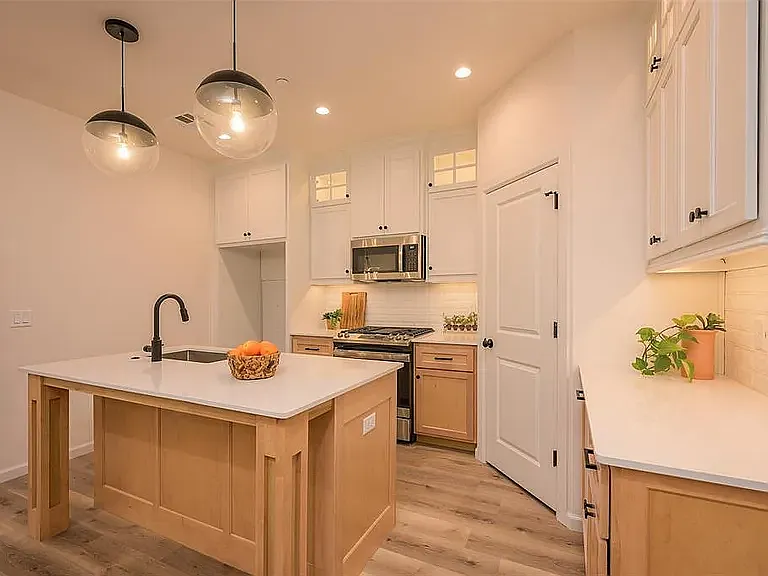 629 Harbor Town Dr — Photo 11
