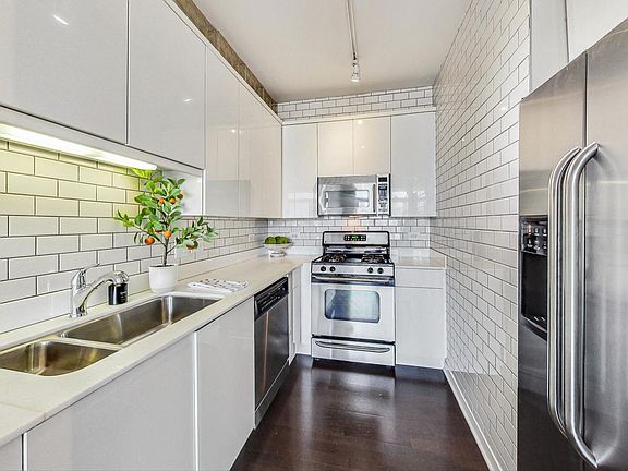 4th image of 330 W Grand Ave APT 1805