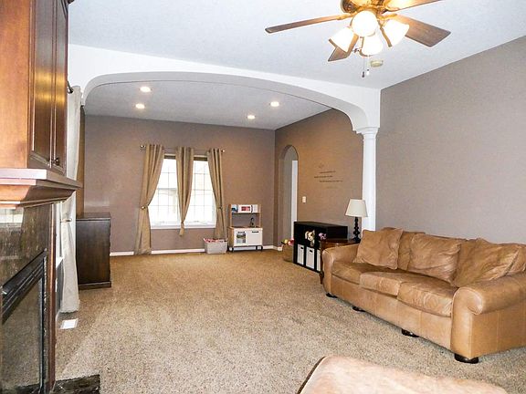 5th image of 710 Fox Valley Dr