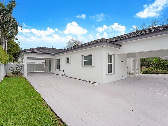 3rd image of 69 S Royal Poinciana Blvd