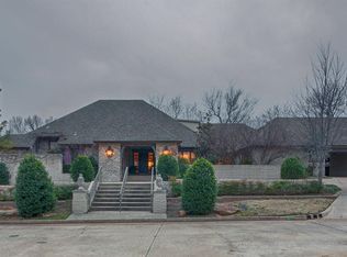 6925 Avondale Ct, Nichols Hills, OK 73116