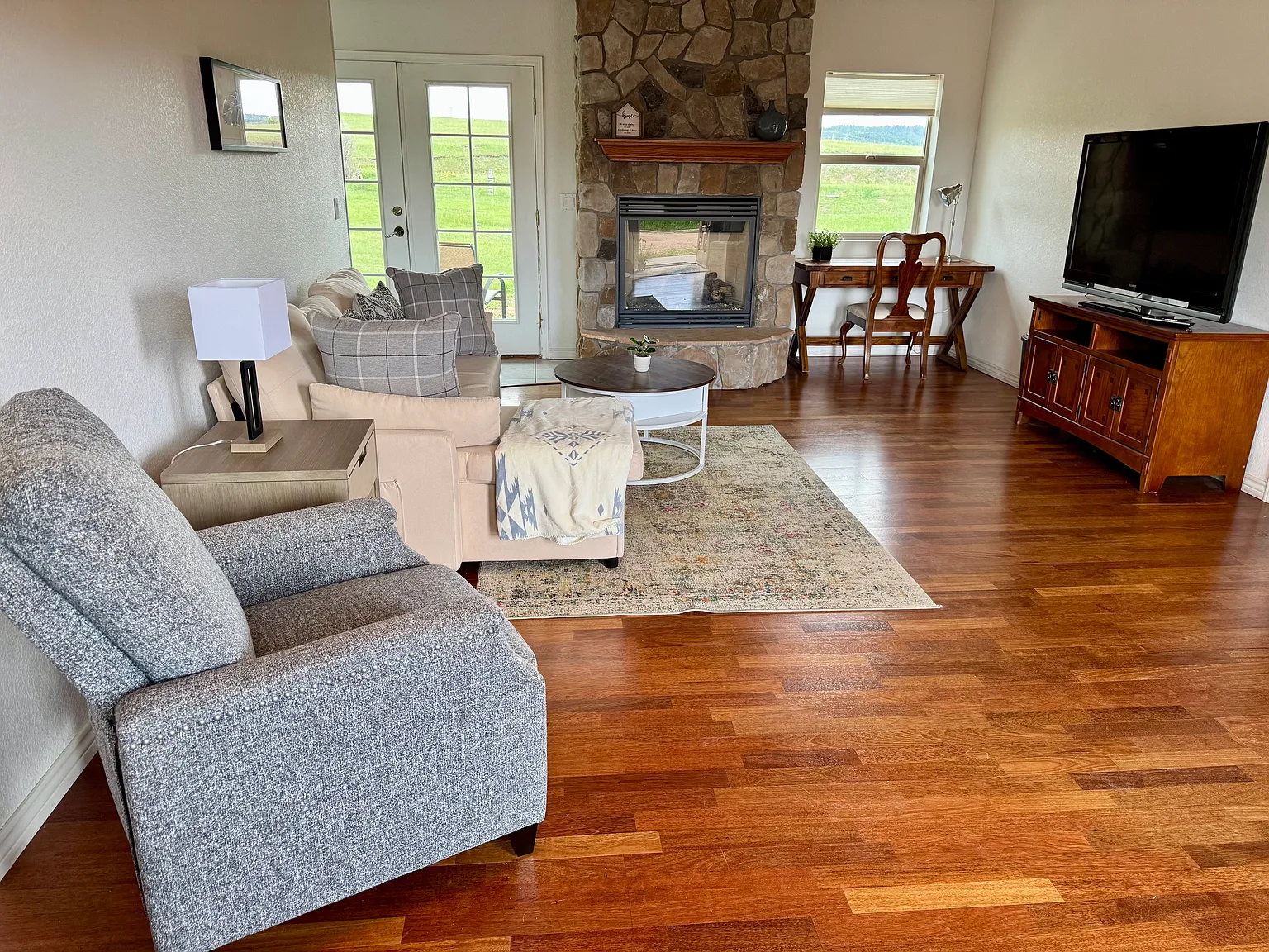 2 bed, 1.5 bath, 1200 sqft, $2,100 — Photo 2