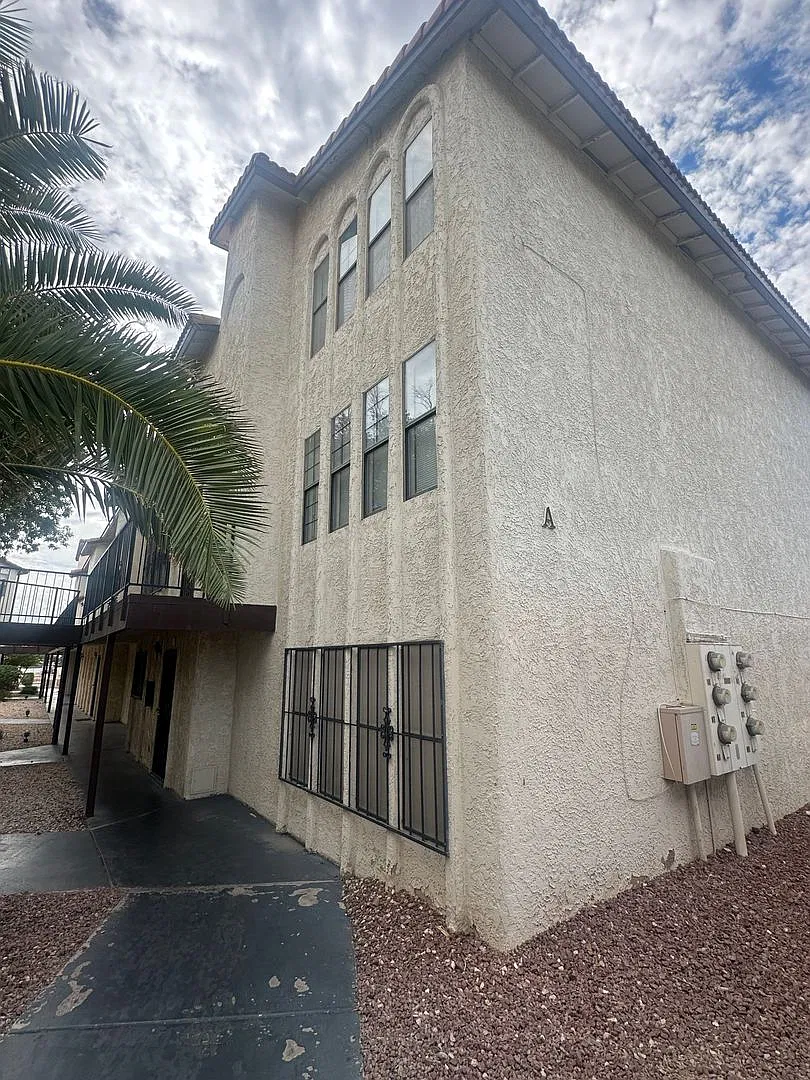2080 Karen Ave — Photo 3