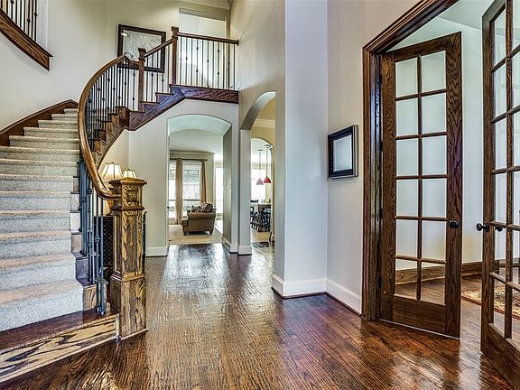 3rd image of 880 Hawthorn Dr