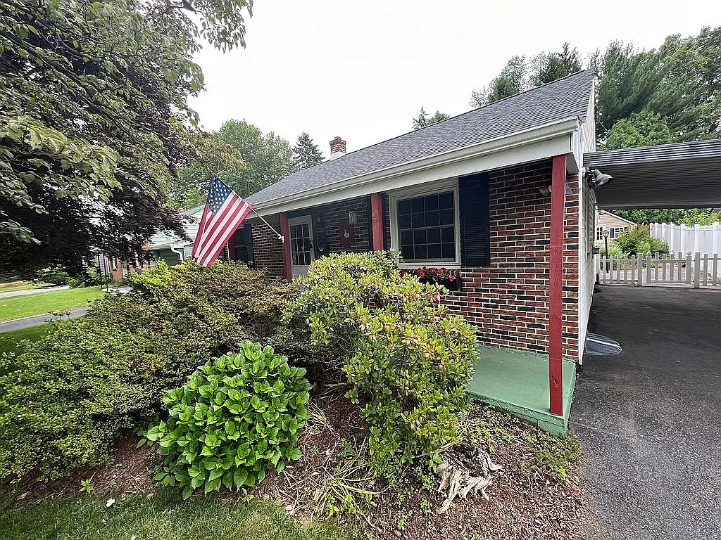 208 Elizabeth Dr photo 1