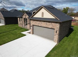 21812 Duns Scotus St #7, Southfield, MI 48075