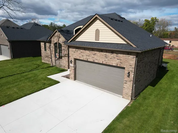 21812 Duns Scotus St #7, Southfield, MI 48075