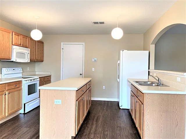4 bed, 2.5 bath, 1915 sqft, $2,355 — Photo 3