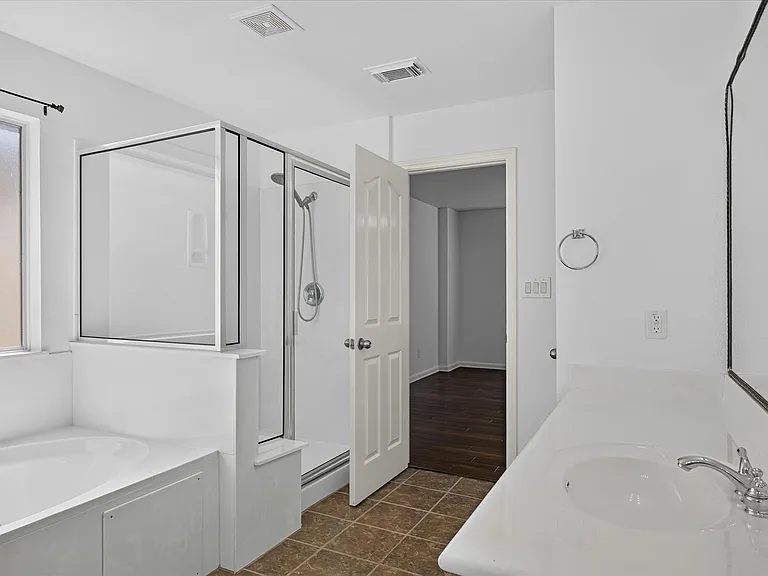 15324 Interlachen Dr — Photo 28