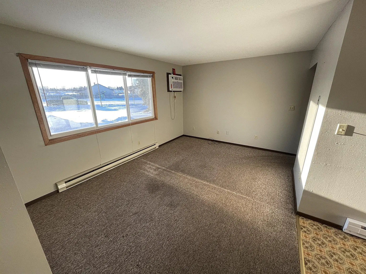 VR - 1400 E 1st St - Webster - 1 — Photo 1