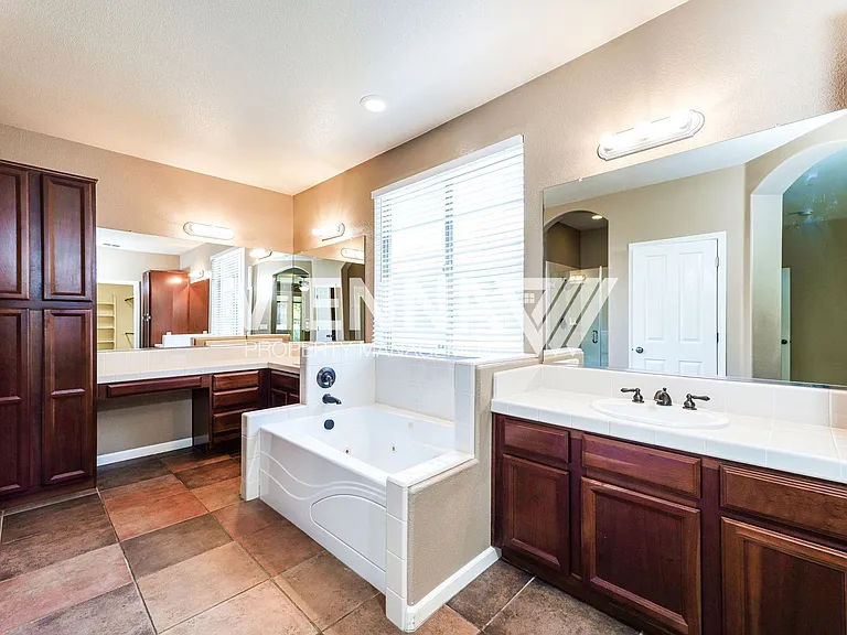 1014 Waterford Dr — Photo 12