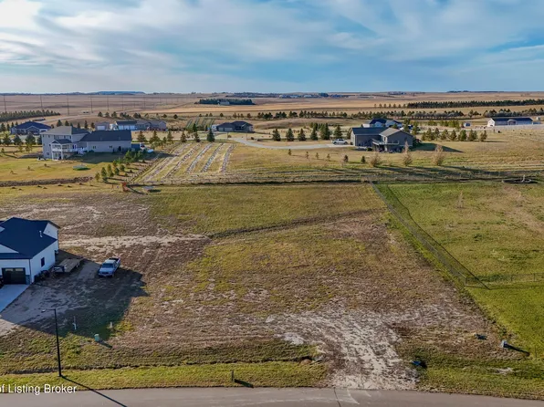 4127 Acres Dr, Dickinson, ND 58601