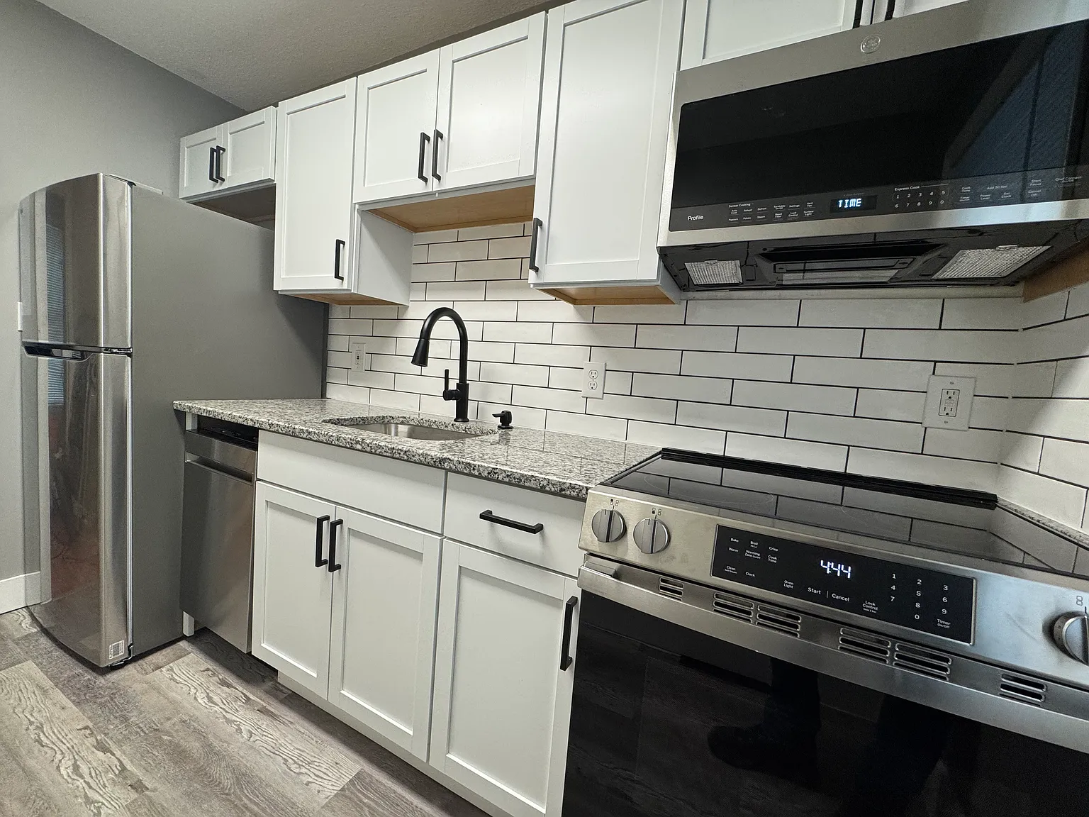 305 Linwood Ave — Photo 1