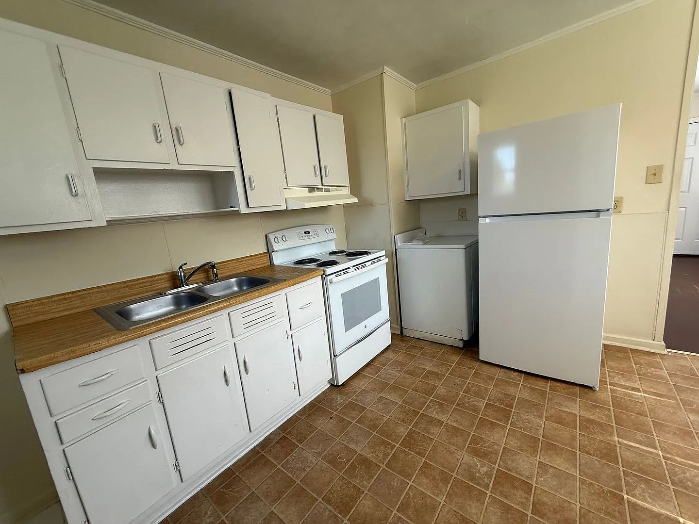 2 bedroom, 1 bath duplex — Photo 3
