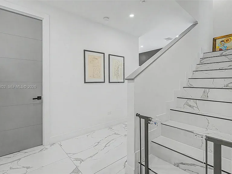2320 SW 14th St — Photo 8