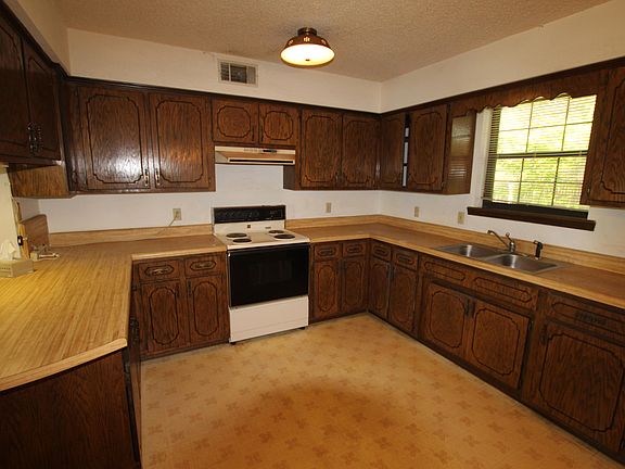 5th image of 809 N Cumberland Ct