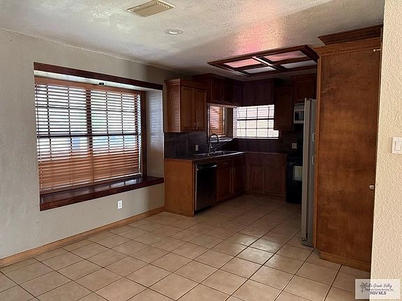 3rd image of 1044 Alta Mesa Blvd