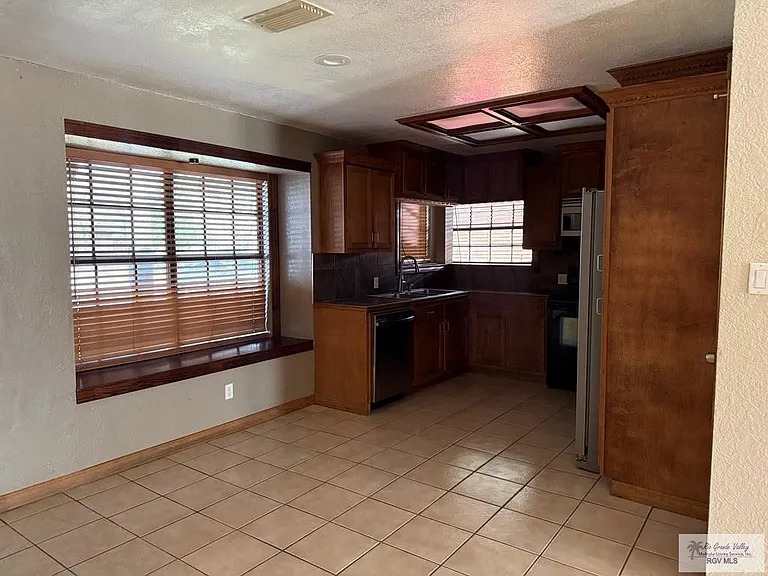 1044 Alta Mesa Blvd — Photo 3