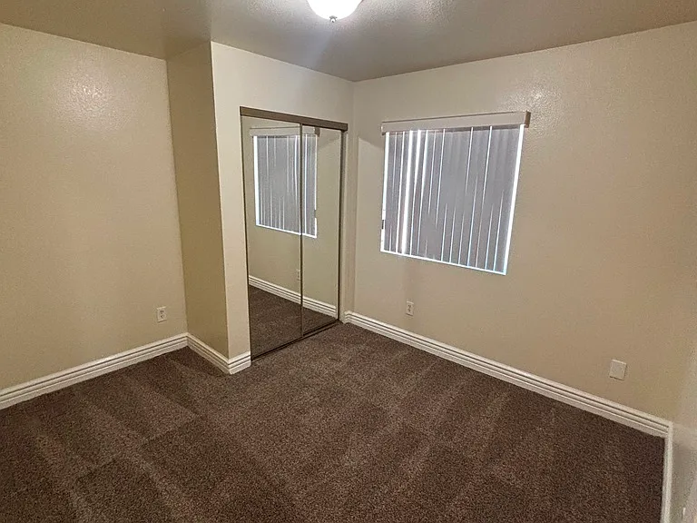 906 E 52nd Pl — Photo 9