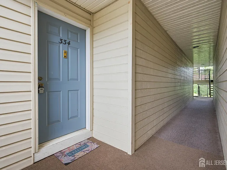 334 Lancaster Ct — Photo 4
