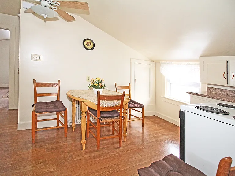 563 Aquidneck Ave — Photo 8
